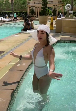 4. Sexy Sophia Talamas Con Traje De Baño Blanco En La Piscina