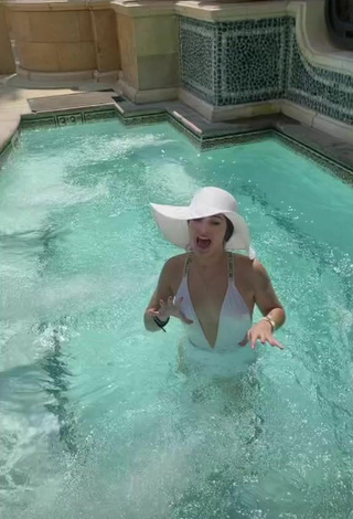 6. Sexy Sophia Talamas Con Traje De Baño Blanco En La Piscina