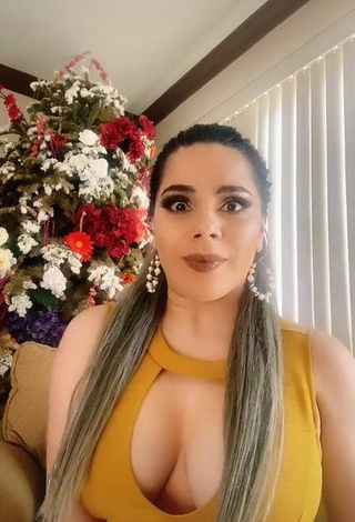 Sexy Lizbeth Rodríguez Enseña Escote