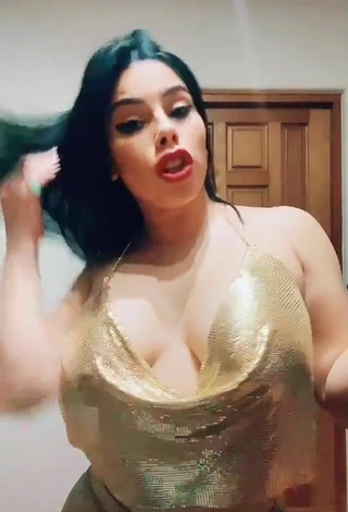 Más caliente Lizbeth Rodríguez Enseña Escote sin brasier