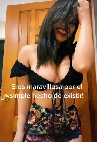 4. Sexy Lizbeth Rodríguez Enseña Escote Con Top Corto Negro