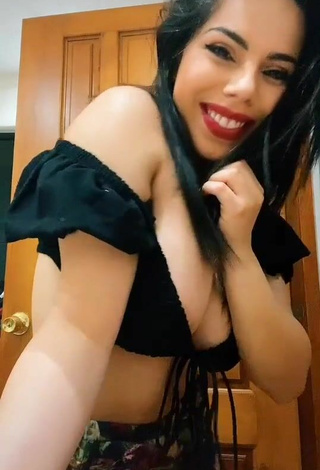 6. Sexy Lizbeth Rodríguez Enseña Escote Con Top Corto Negro