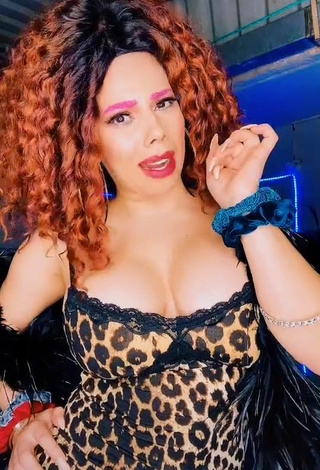 Sexy Lizbeth Rodríguez enseña escote con Vestido Leopardo