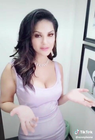 3. Sexy Sunny Leone Enseña Escote