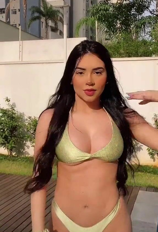 Sexy Tainá Costa con Bikini Dorado