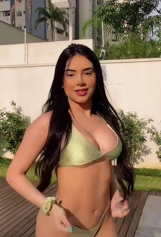 2. Sexy Tainá Costa Con Bikini Dorado