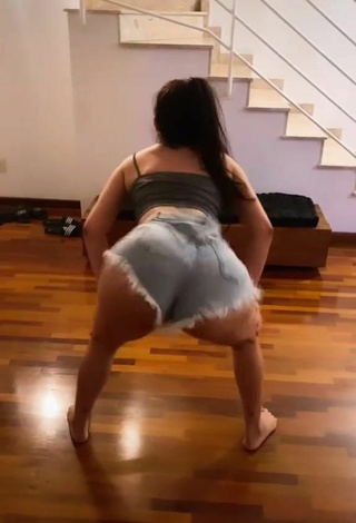 Caliente Tainá Costa Enseña el culo mientras hace twerking