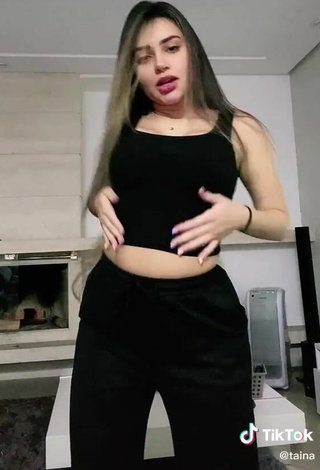 3. Sexy Tainá Costa Con Camiseta Sin Mangas Negro