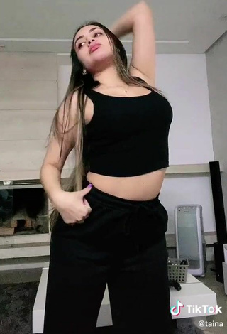 5. Sexy Tainá Costa Con Camiseta Sin Mangas Negro