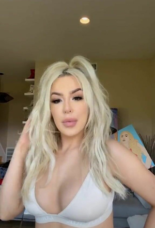 Sexy Tana Mongeau con Sujetador Blanco