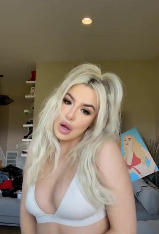 2. Sexy Tana Mongeau Con Sujetador Blanco