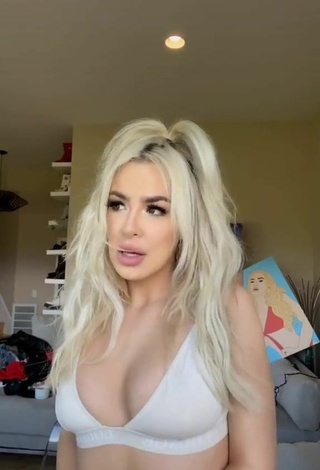 3. Sexy Tana Mongeau Con Sujetador Blanco