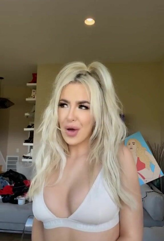 4. Sexy Tana Mongeau Con Sujetador Blanco