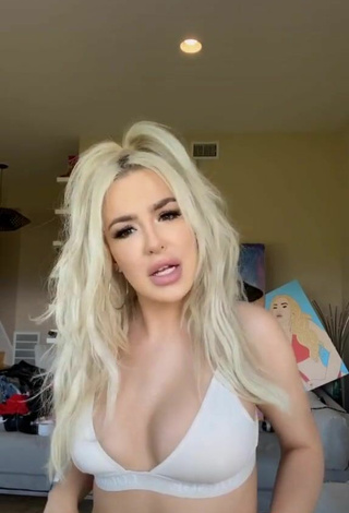 5. Sexy Tana Mongeau Con Sujetador Blanco