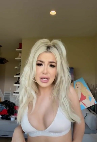 6. Sexy Tana Mongeau Con Sujetador Blanco