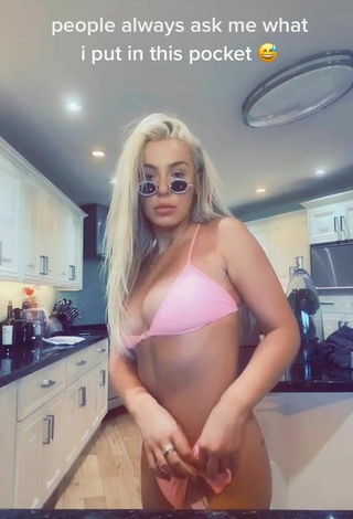 3. Hermosa Tana Mongeau Con Bikini Rosa