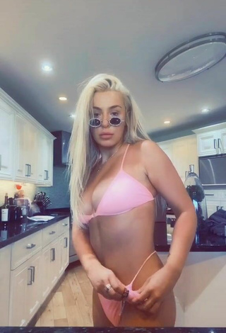 4. Hermosa Tana Mongeau Con Bikini Rosa