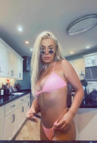 5. Hermosa Tana Mongeau Con Bikini Rosa