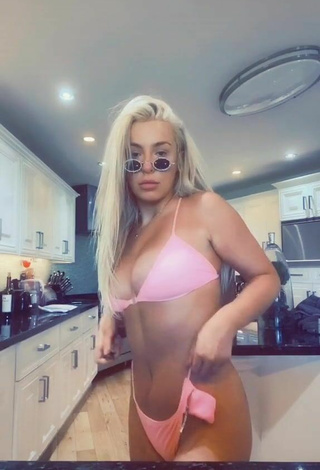 6. Hermosa Tana Mongeau Con Bikini Rosa