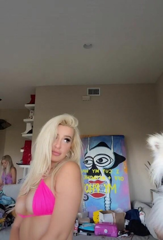 2. Guapísima Tana Mongeau Enseña Escote Con Atractivos Sujetador De Bikini