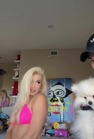 3. Guapísima Tana Mongeau Enseña Escote Con Atractivos Sujetador De Bikini