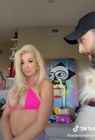 6. Guapísima Tana Mongeau Enseña Escote Con Atractivos Sujetador De Bikini