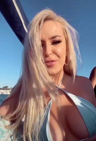 2. Hermosa Tana Mongeau Enseña Escote Con Sujetador De Bikini