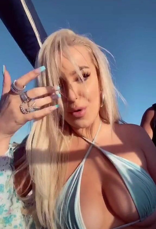 3. Hermosa Tana Mongeau Enseña Escote Con Sujetador De Bikini