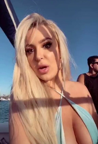 6. Hermosa Tana Mongeau Enseña Escote Con Sujetador De Bikini