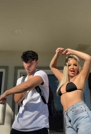 Bonita Tana Mongeau con Sujetador de Bikini