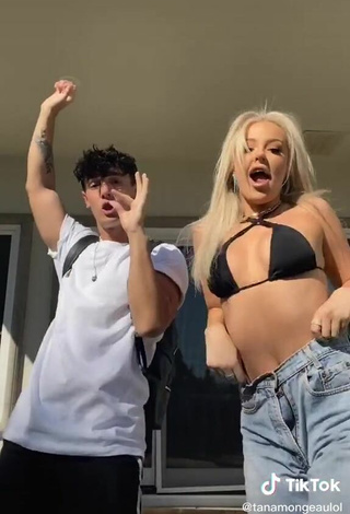 6. Bonita Tana Mongeau Con Sujetador De Bikini