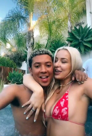 Caliente Tana Mongeau con Bikini en la piscina