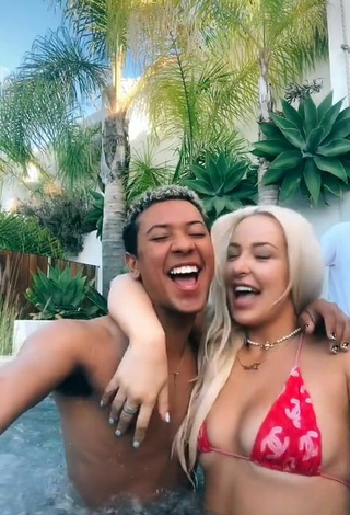 2. Caliente Tana Mongeau Con Bikini En La Piscina