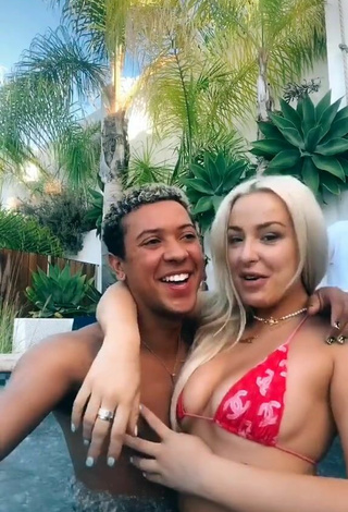 3. Caliente Tana Mongeau Con Bikini En La Piscina