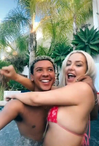 4. Caliente Tana Mongeau Con Bikini En La Piscina