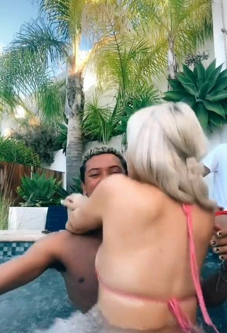 5. Caliente Tana Mongeau Con Bikini En La Piscina