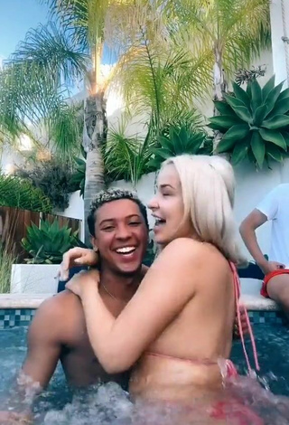 6. Caliente Tana Mongeau Con Bikini En La Piscina