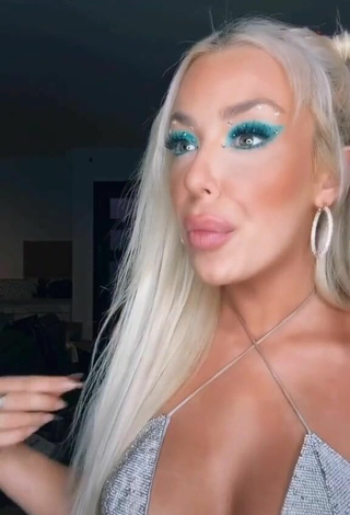 Bonita Tana Mongeau enseña escote con Sujetador