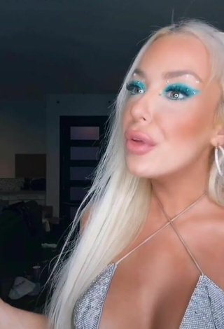 2. Bonita Tana Mongeau Enseña Escote Con Sujetador