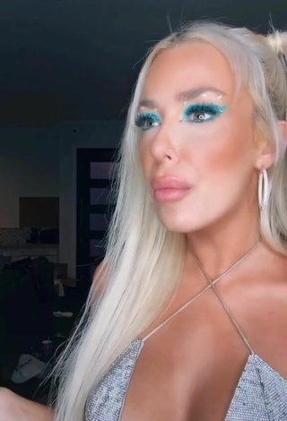 3. Bonita Tana Mongeau Enseña Escote Con Sujetador