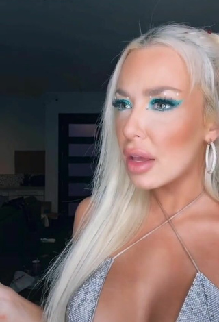 4. Bonita Tana Mongeau Enseña Escote Con Sujetador