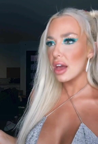 5. Bonita Tana Mongeau Enseña Escote Con Sujetador