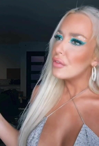 6. Bonita Tana Mongeau Enseña Escote Con Sujetador