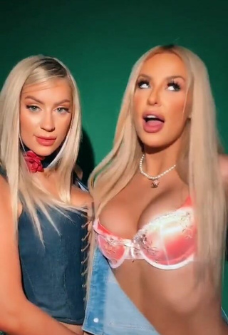 Caliente Tana Mongeau enseña escote con Sujetador