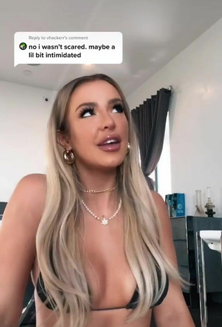 5. Preciosa Tana Mongeau Con Sujetador De Bikini