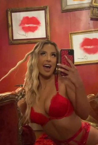 5. Sexy Tana Mongeau Con Lencería Rojo