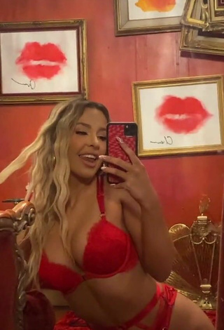 6. Sexy Tana Mongeau Con Lencería Rojo