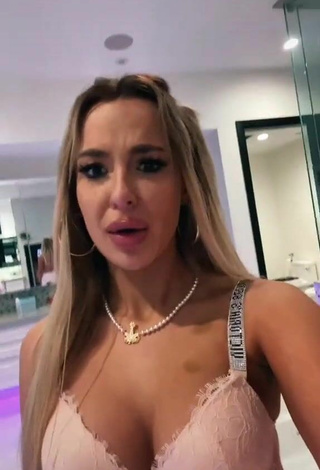 3. Hermosa Tana Mongeau Enseña Escote Con Sujetador