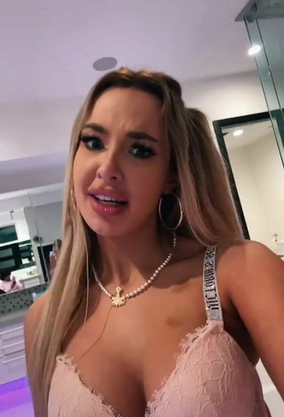 4. Hermosa Tana Mongeau Enseña Escote Con Sujetador