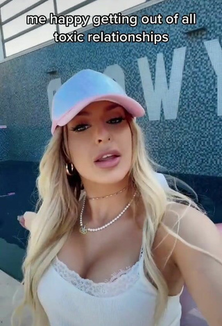 Sexy Tana Mongeau Enseña Escote